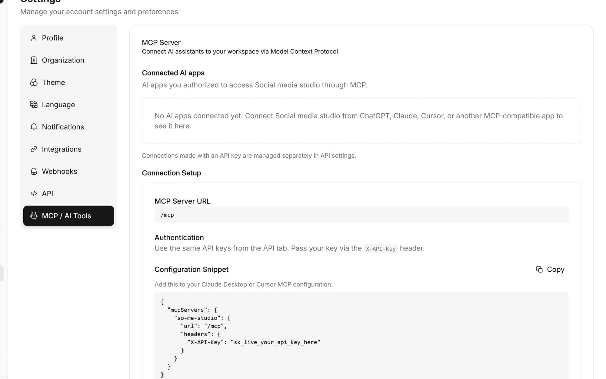 Ajustes de MCP en Social media studio, con la URL del servidor y un fragmento de configuración